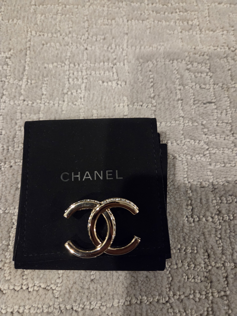 Chanel Gold Interlocking CC Brooch - Gold Tone